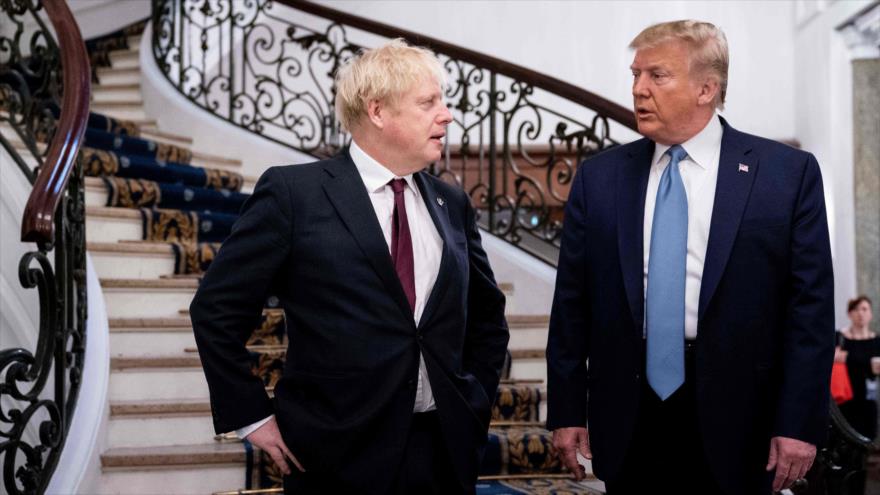 El presidente de EE.UU., Donald Trump (dcha) y el primer ministro británico, Boris Johnson, en Biarritz, Francia, 25 de agosto de 2019. (Foto: AFP)