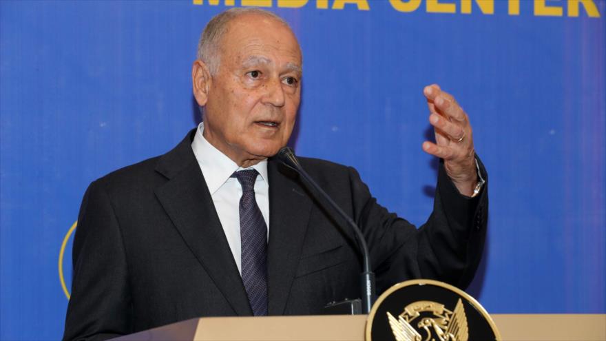 El secretario general de la Liga Árabe, Ahmed Aboul Gheit, habla desde Jartum, capital sudanesa, 16 de junio de 2019. (Foto: AFP)