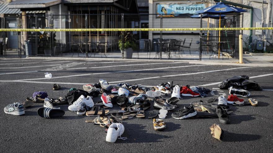 Los zapatos de las víctimas se amontonan en la escena de un tiroteo masivo sucedido en Dayton, en el estado de Ohio, 4 de agosto de 2019.