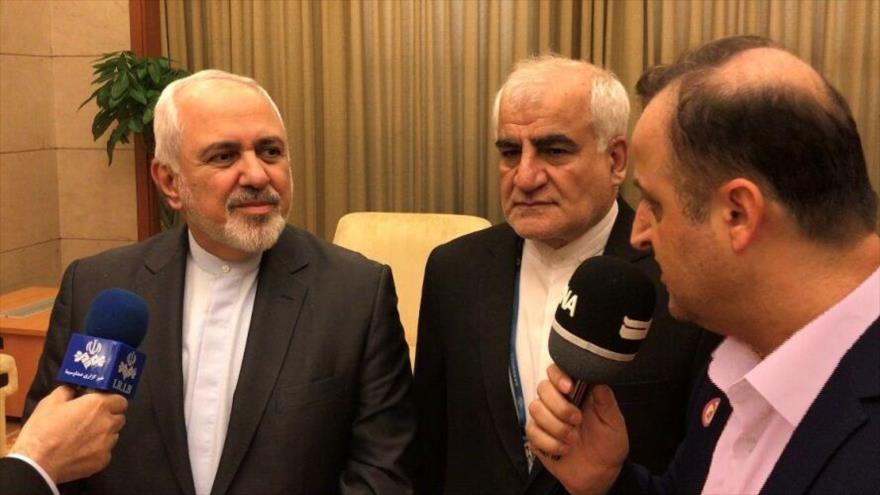 El canciller iraní, Mohamad Yavad Zarif, (izq.) habla con periodistas a su llegada a Pekín, capital china, 26 de agosto de 2019.