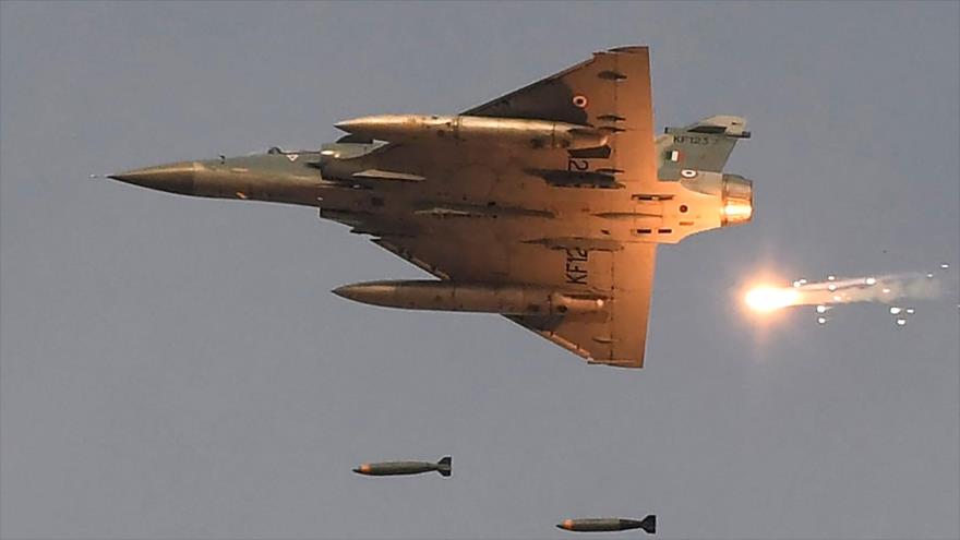 Un caza indio Mirage lanza bombas durante una maniobra militar en Pokhran, en el estado indio de Rajasthan, 16 de febrero de 2019. (Foto: AFP)