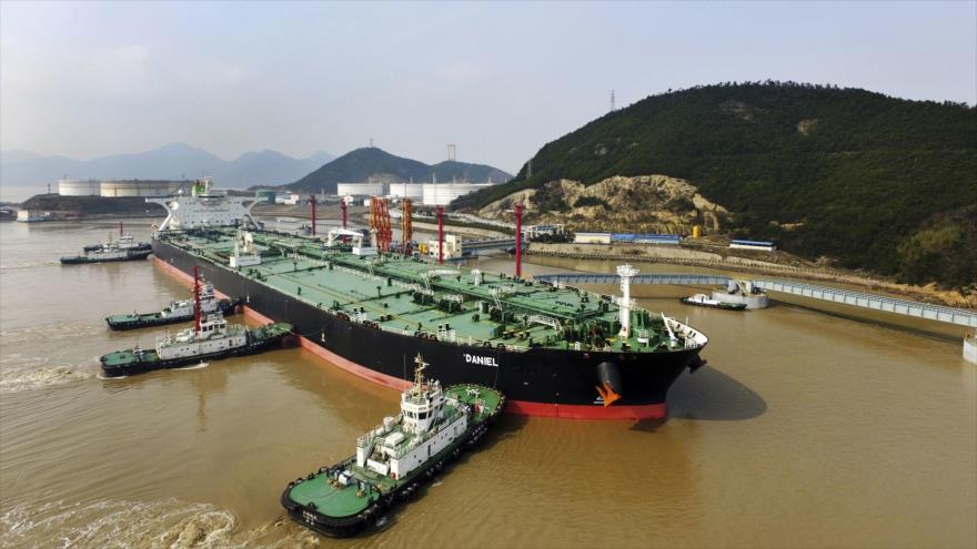 El petrolero ‘Daniel’, cargado con crudo de Irán, atraca en el puerto de Zhoushan en la provincia china de Zhejiang, 8 de marzo de 2018. (Foto: AP)
