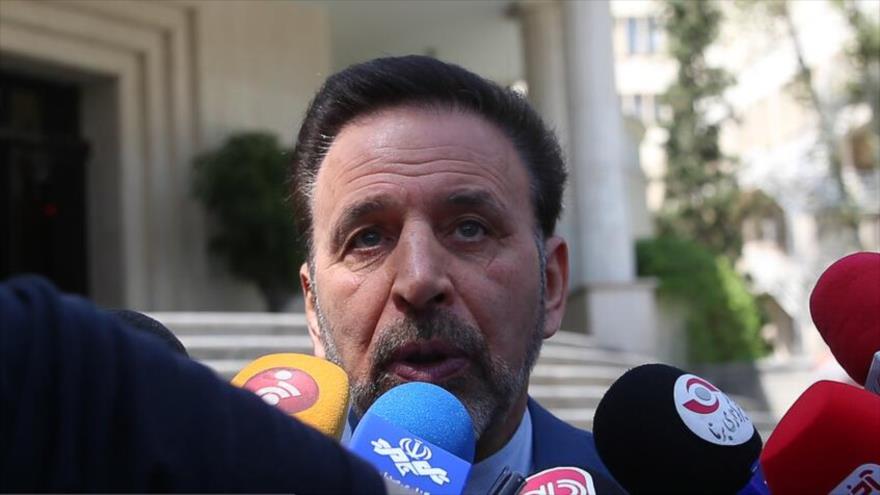 Mahmud Vaezi, jefe del Gabinete del presidente iraní, habla con periodistas en Teherán, 28 de agosto de 2019.