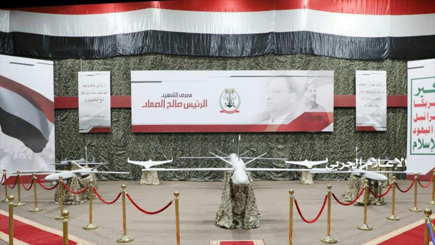 El Ejército de Yemen presenta diferentes tipos de sus drones, de fabricación nacional durante una exhibición.

