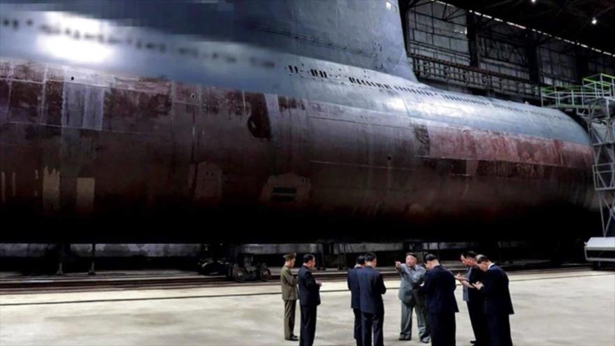 El líder norcoreano, Kim Jong-un, inspeccionando un nuevo submarino en construcción en julio de 2019.