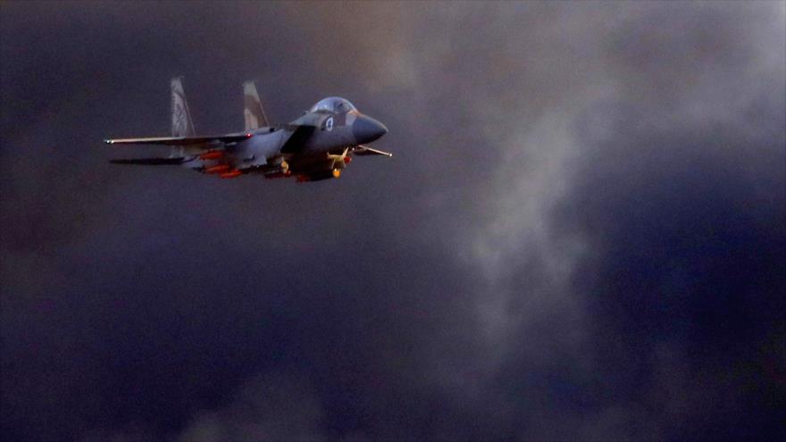 Un avión de combate israelí F-15 vuela durante un espectáculo aéreo en el sur de los territorios ocupados, 27 de junio de 2019. (Foto: AFP)