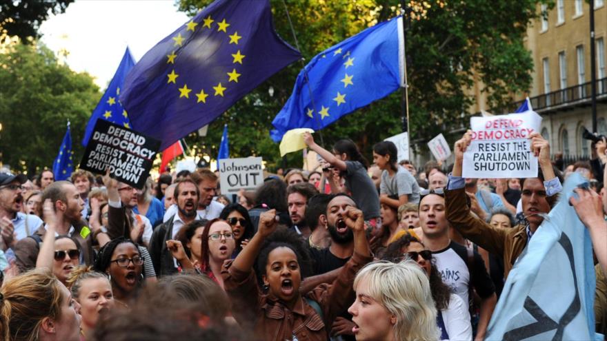 Manifestantes protestan en Londres (capital británica) contra la decisión del premier, Boris Johnson, de suspender el Parlamento, 28 de agosto de 2019.