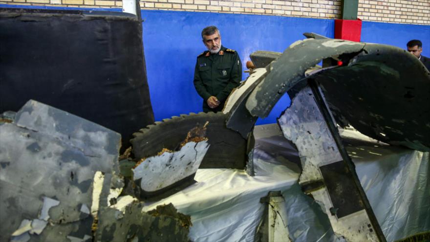 General Amir Ali Hayizade, comandante de la División Aeroespacial del CGRI de Irán, mira los restos del dron abatido de EE.UU., 21 de junio de 2019. (Foto: AFP)