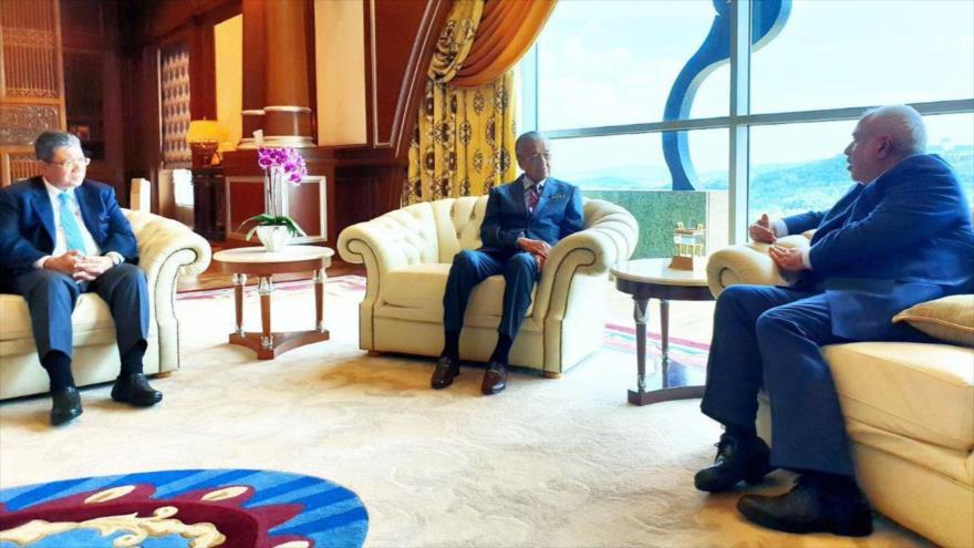 El canciller iraní, Mohamad Yavad Zarif (1º dcha.), se reúne con el primer ministro de Malasia, Mahathir Mohamad (centro), Putrajaya, 29 de agosto de 2019.