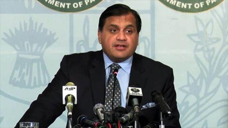 El portavoz del Ministerio de Asuntos Exteriores de Paquistán, Mohamad Faisal, ofrece una rueda de prensa en Islamabad (capital).