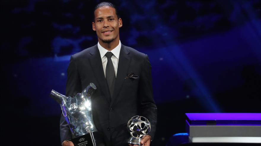 El defensor holandés Virgil van Dijk posa con su trofeo de Mejor jugador de la UEFA en Mónaco, 29 de agosto de 2019. (Foto: AFP)