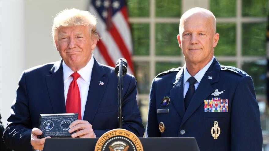 El presidente de EE.UU., Donald Trump, junto al general John Raymond, en la ceremonia de inauguración del Comando Espacial del Pentágono celebrada en la Casa Blanca.