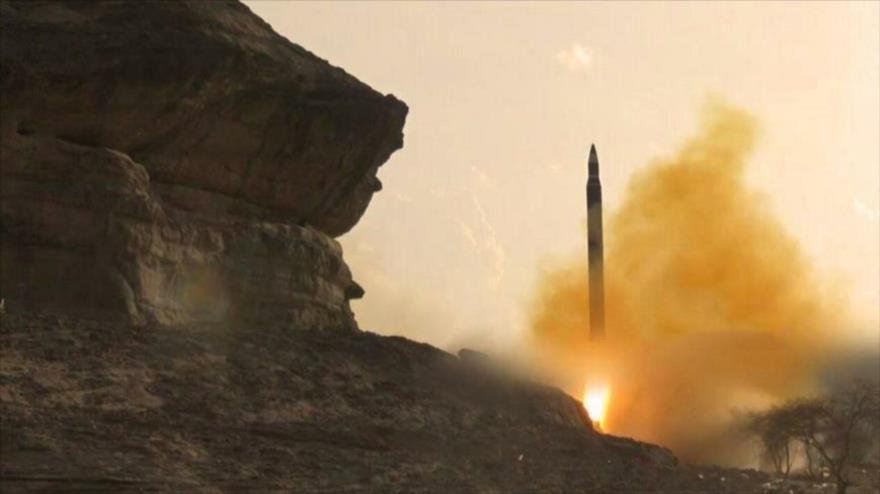Un misil balístico de tipo Badr-1 lanzado por el Ejército y las fuerzas del movimiento popular Ansarolá de Yemen.
