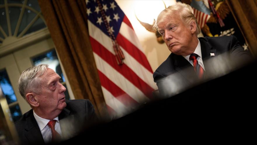 El entonces secretario de Defensa de EE.UU., James Mattis (dcha.), junto al presidente, Donald Trump, en la Casa Blanca, el 23 de octubre de 2018. (Foto: AFP)