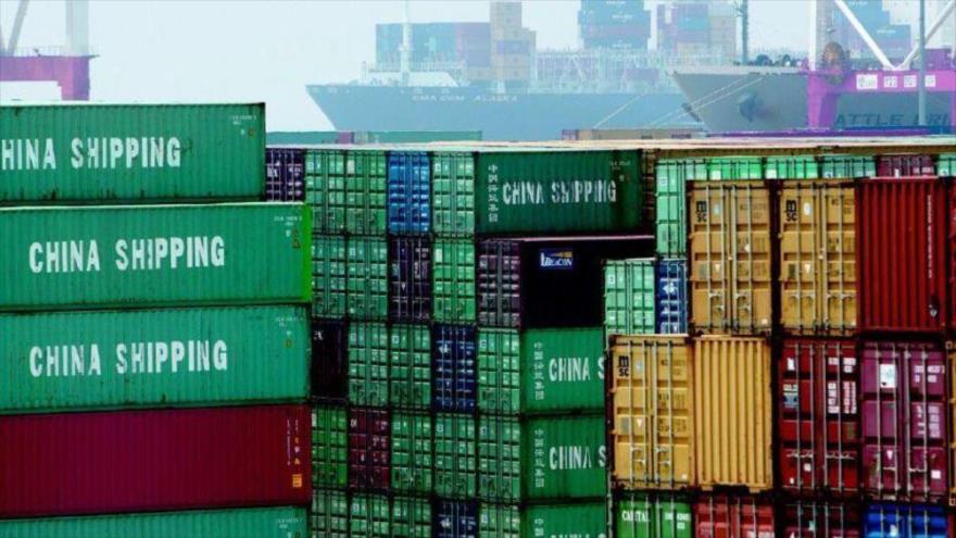 Contenedores de carga con productos hechos en China acopiados en un puerto chino.