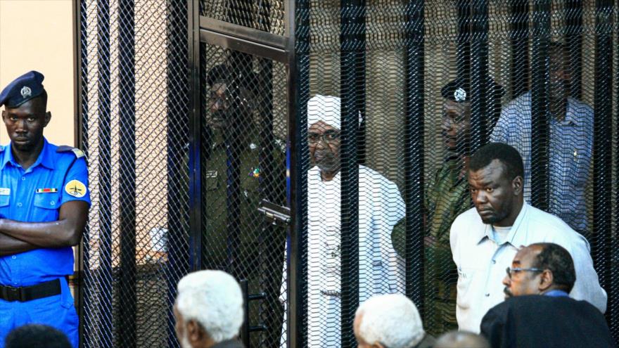 El expresidente sudanés Omar Hasan al-Bashir, en su tercera comparecencia ante un tribunal en Jartum, 31 de agosto de 2019. (Foto: AFP)