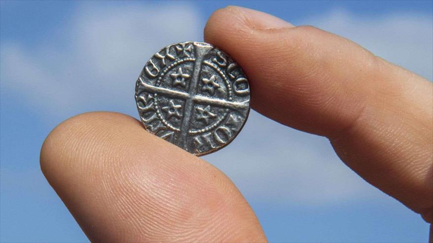 Hallan en el Reino Unido un tesoro de monedas de hace 700 años | HISPANTV
