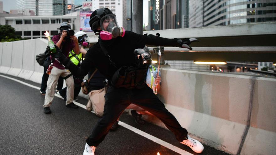 Hongkoneses se enfrentan a la policía cerca del Parlamento