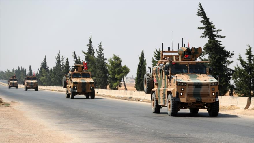 Vehículos militares del Ejército turco patrullan la localidad de Saraqib, en el noroeste de Siria, 29 de agosto de 2019. (Foto: AFP) 