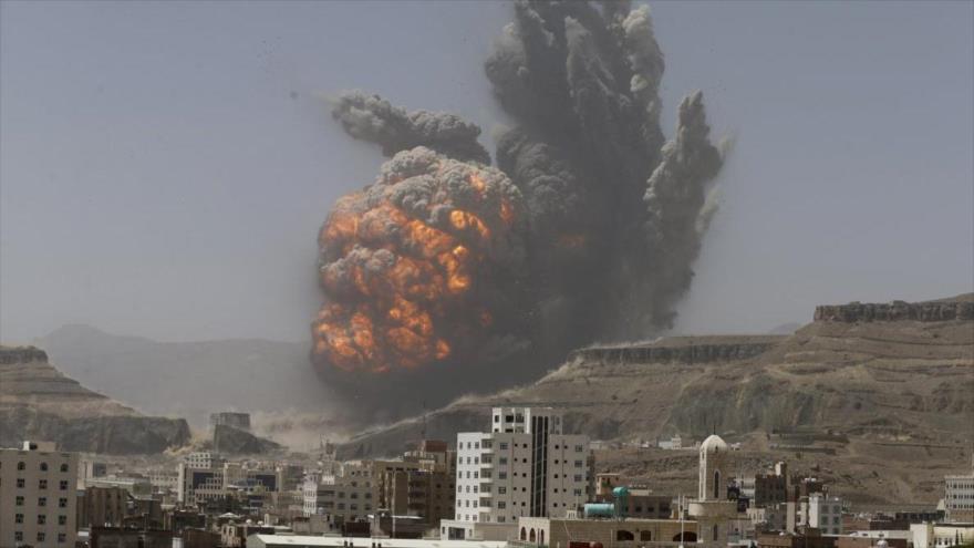 Una columna de humo se levanta de un área en Saná, capital de Yemen, por bombardeos de los cazas saudíes.