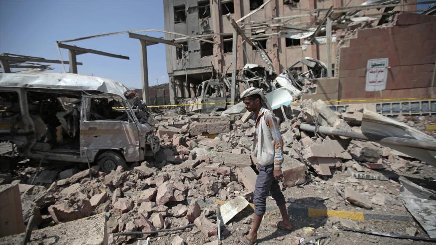 Un civil yemení camina entre los escombros generados por un bombardeo saudí en Saná, capital de Yemen.