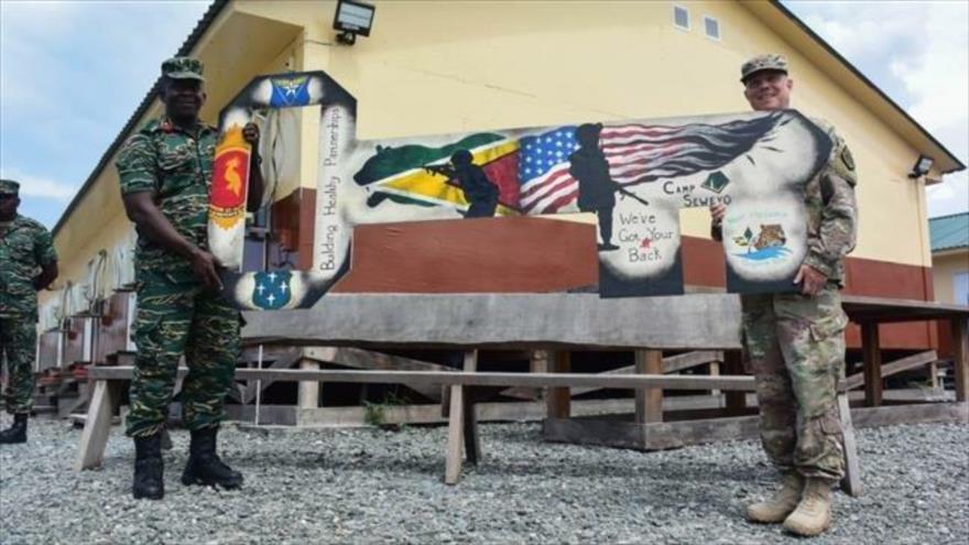 Un militar estadounidense (dcha.), junto a un soldado guyanÃ©s, en la clausura del llamado operaciÃ³n Nuevos Horizontes en Guyana, 22 de agosto de 2019.