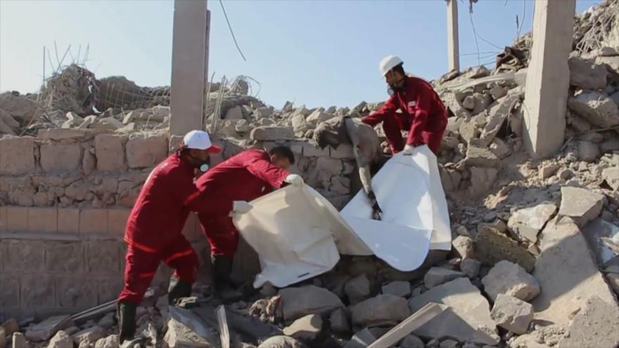 Fuerzas de rescate encuentran un cuerpo atrapado bajo la cárcel yemení de Al-Maqsuf, derruida por aviones saudíes, 1 de septiembre de 2019. (Foto:AFP)
