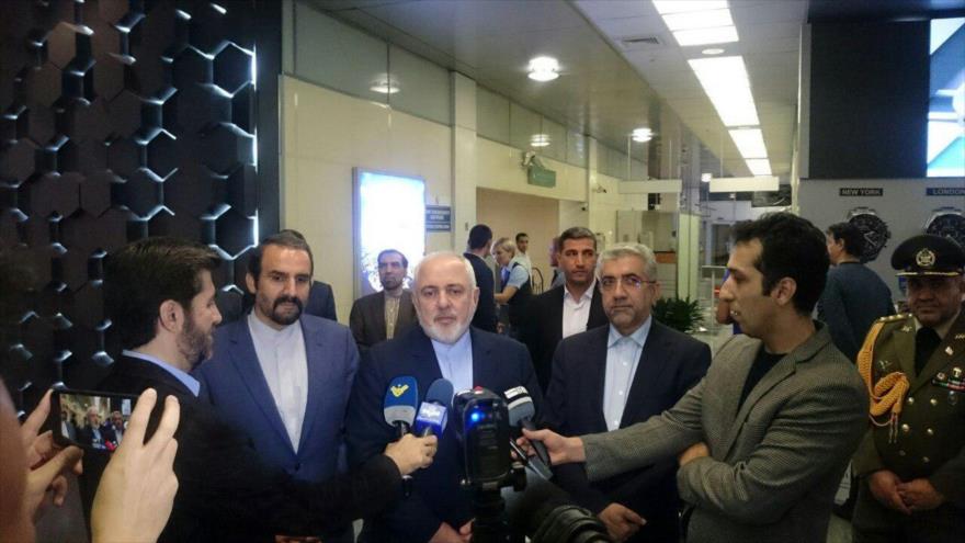 El canciller de Irán, Mohamad Yavad Zarif, habla con los periodistas a su llegada a Moscú (capital de Rusia), 1 de septiembre de 2019.