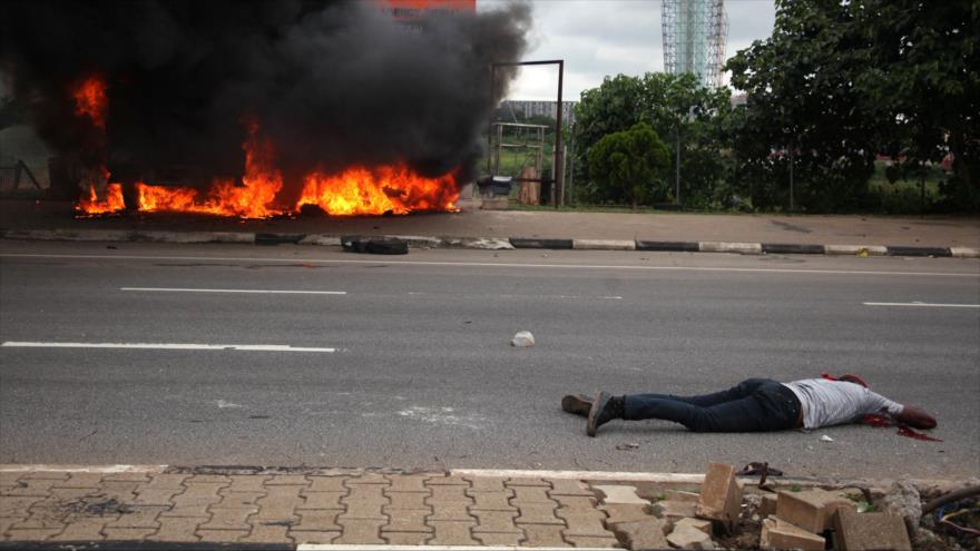 Un miembro del Movimiento Islámico de Nigeria es asesinado por las fuerzas nigerianas durante las protestas en Abuya, la capital, 22 de julio de 2019. (Foto: AFP)