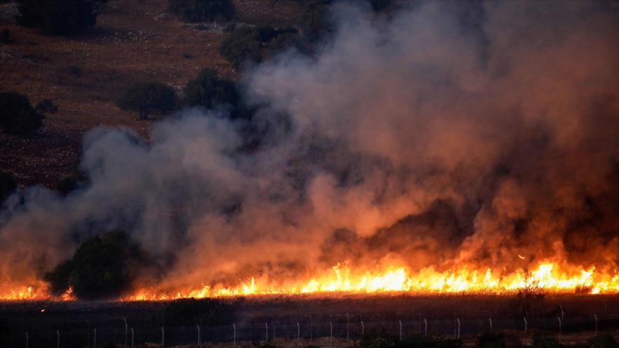 Un incendio producido por ataques en las fronteras que comparten El Líbano y los territorios ocupados palestinos, 1 de septiembre de 2019. (Foto: AFP)