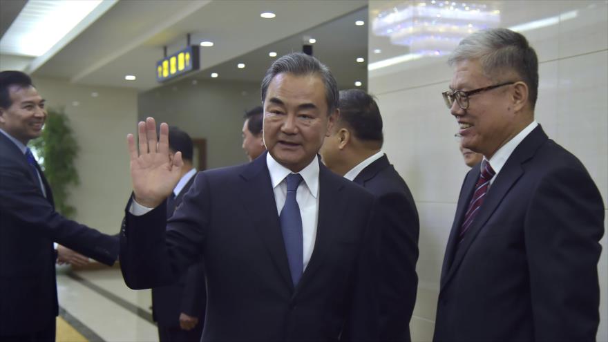 El canciller chino, Wang Yi, saluda tras su llegada al Aeropuerto Internacional de Pyongyang, la capital norcoreana, 2 de Septiembre de 2019. (Foto: AFP)