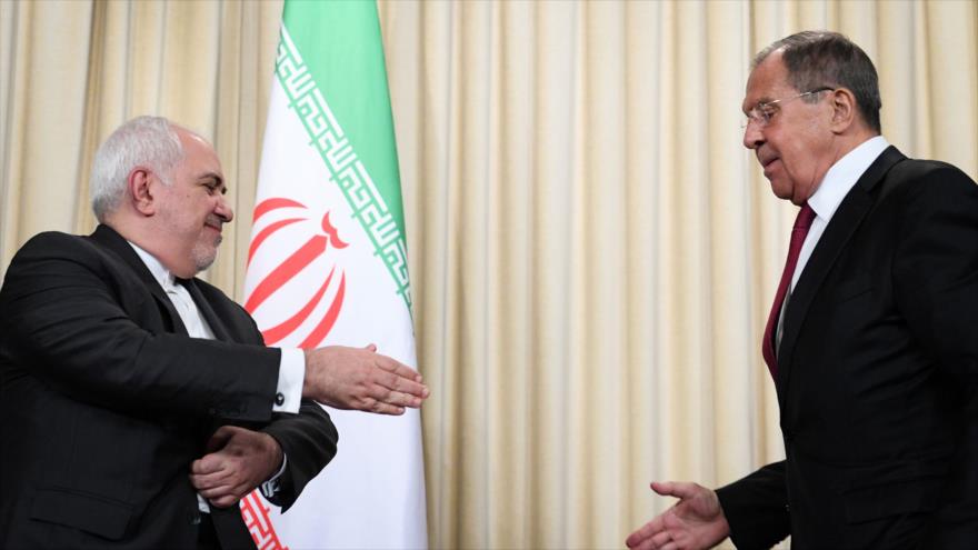 El canciller iraní, Mohamad Yavad Zarif (izda.) y su par ruso, Serguéi Lavrov, 2 de septiembre, Moscú. (Foto: AFP)