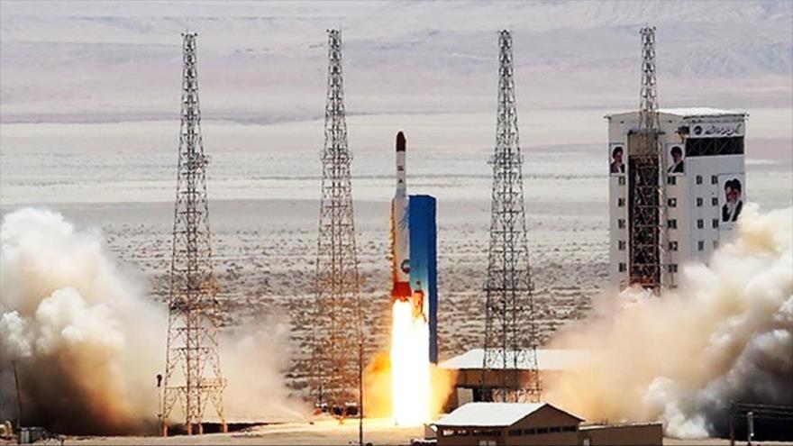 El cohete portador del satélite iraní Simorq (Fénix) en la plataforma de lanzamiento, 27 de julio de 2017.