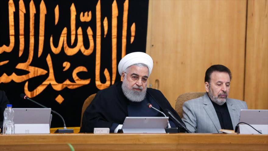 El presidente iraní, Hasan Rohani (izda.), habla en una reunión con su gabinete de ministros en Teherán, 4 de septiembre de 2019.