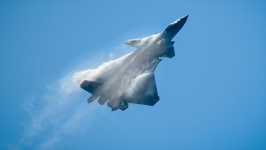 Vídeo: China reta a EEUU con la mayor formación de sus cazas J-20