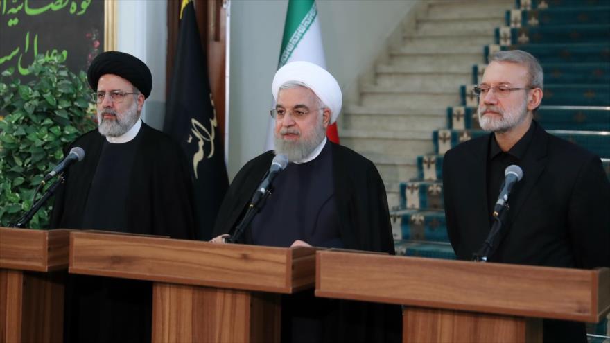 El presidente de Irán, Hasan Rohani (centro), ofrece un discurso junto a otros dos representantes del poder de Estado, 4 de septiembre de 2019. (Foto: President.ir)