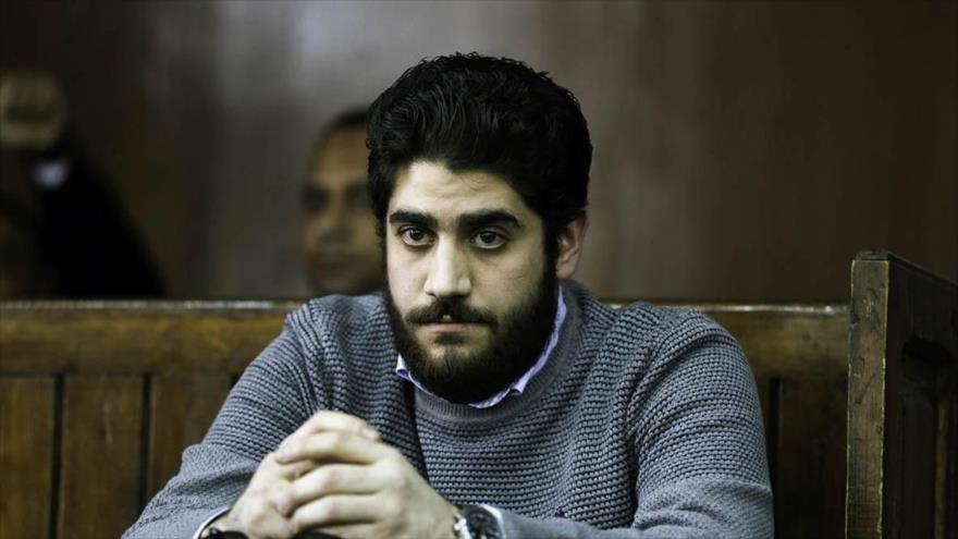Abdulá Mursi, hijo del expresidente derrocado egipcio Muhamad Mursi, es visto durante el juicio en El Cairo, 10 de diciembre de 2016.