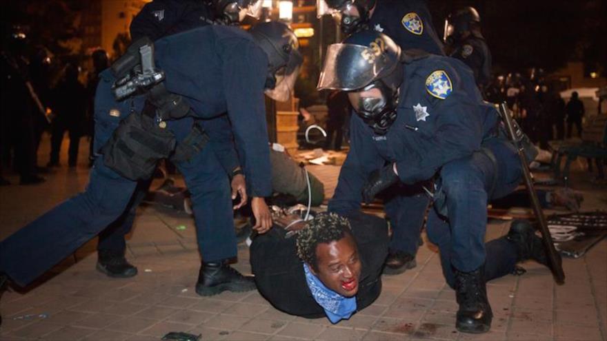 La Policía estadounidense detiene a un afrodescendiente durante una manifestación.