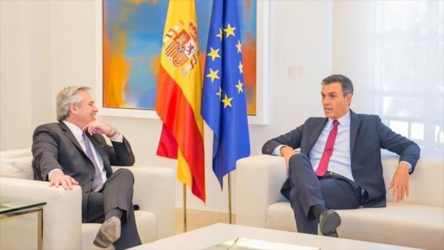 El presidente del Gobierno de España en funciones, Pedro Sánchez (dcha.), se reúne con el argentino Alberto Fernández en Madrid, capital española.