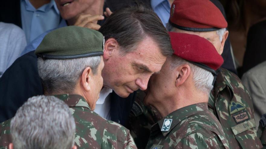 El presidente brasileño, Jair Bolsonaro (centro), durante un acto militar en RÃo de Janeiro, 24 de noviembre de 2018. (Foto: AFP)