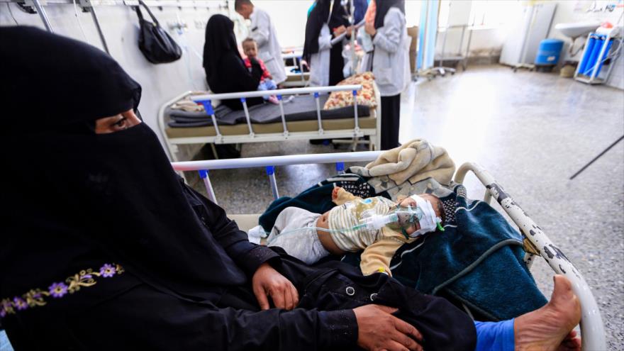 Una mujer yemení carga a su hijo, sospechoso de estar infectado con el cólera en un hospital de la capitalina ciudad de Saná, 11 de junio de 2019.
