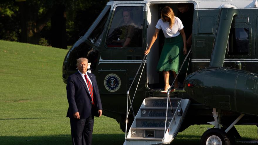 El presidente Donald Trump y la primera dama Melania Trump tras pasar dos semanas en un club de golf del mandatario, 18 de agosto de 2019. (Foto: AFP)