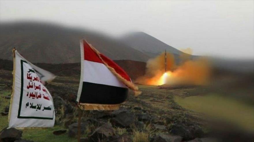 Lanzamiento de un misil balístico yemení contra objetivos en Arabia Saudí.