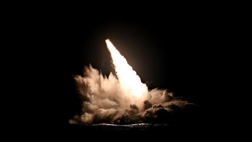 Momento de lanzamiento de un misil Trident II D5 desde el submarino estadounidense USS Nebraska en California, 4 de septiembre de 2019.