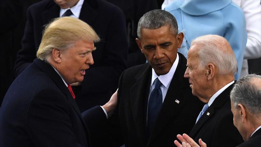El exvicepresidente Joe Biden (dcha.), expresidente Barack Obama (c) y el jefe del Gobierno actual de EE.UU., Donald Trump, aparecen en un mitin.