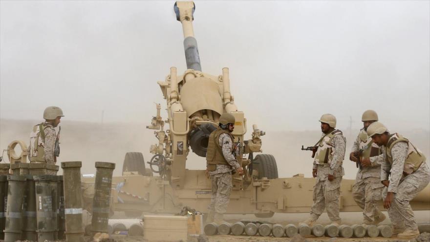 Militares saudíes lanzan un ataque artillero contra una zona en le norte de Yemen.