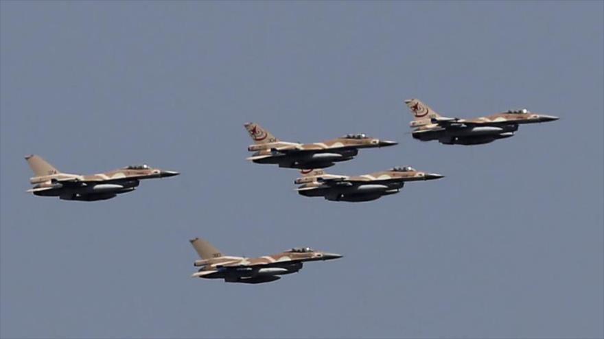 Cazas F-16 del régimen israelí durante una maniobra en los territorios ocupados palestinos. (Foto: AFP)