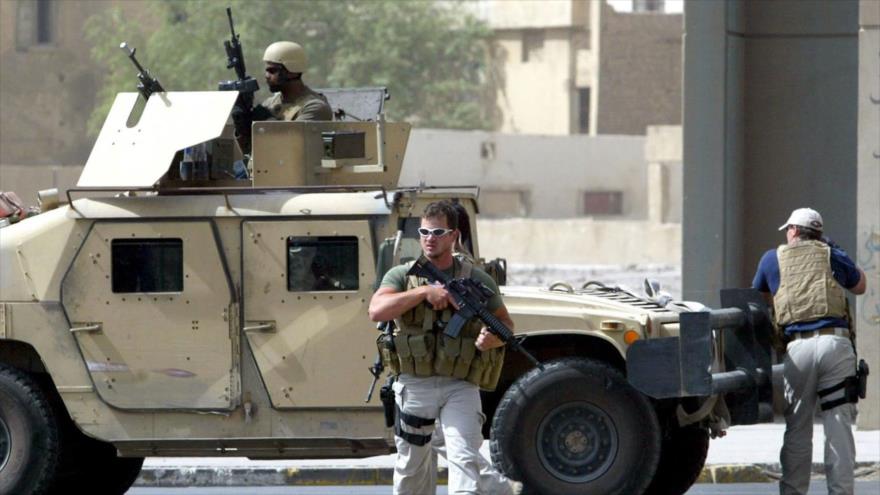 Unos contratistas de la empresa militar Blackwater, durante una incursión en Bagdad, la capital iraquí, 5 de julio de 2005.