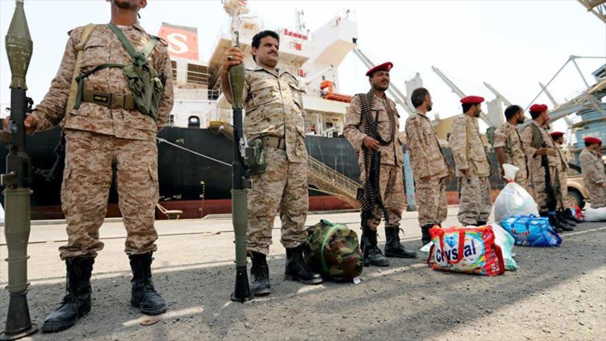 Combatientes del Ejército yemení y el movimiento popular Ansarolá en la ciudad de Al-Hudayda.