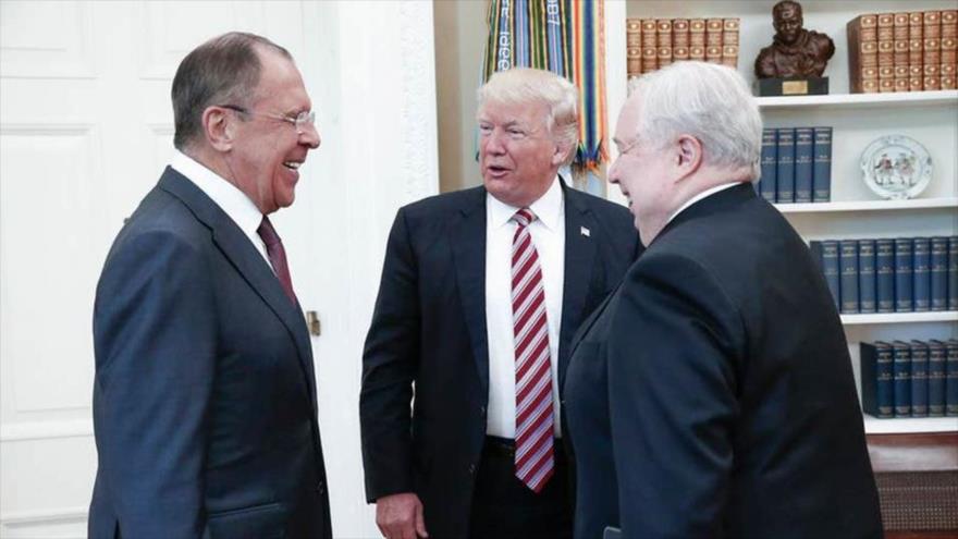 El presidente de EE.UU., Donald Trump (C), y el canciller ruso, Serguéi Lavrov (izda.) y el embajador ruso, Serguéi Kislyak, en la Casa Blanca, 10 de mayo de 2017.